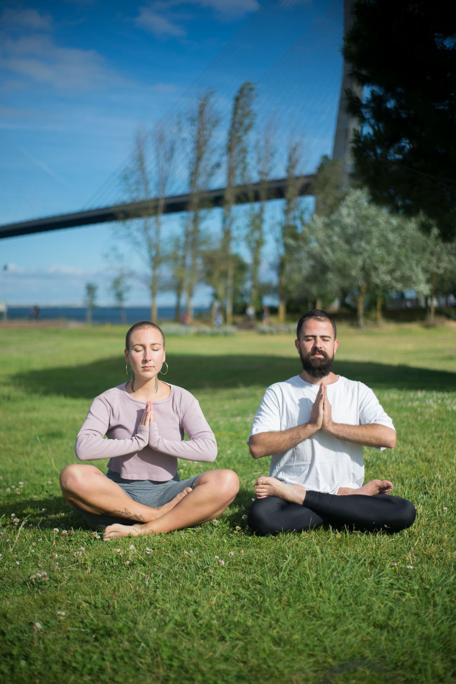 Dos personas meditando en un parque