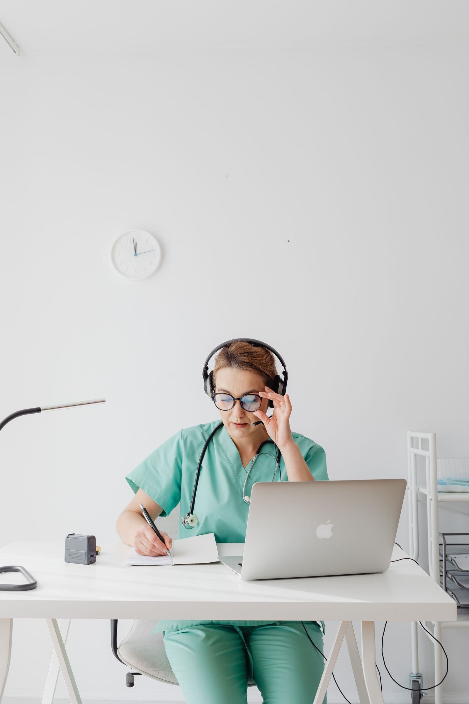 Médica atendiendo una teleconsulta con auriculares