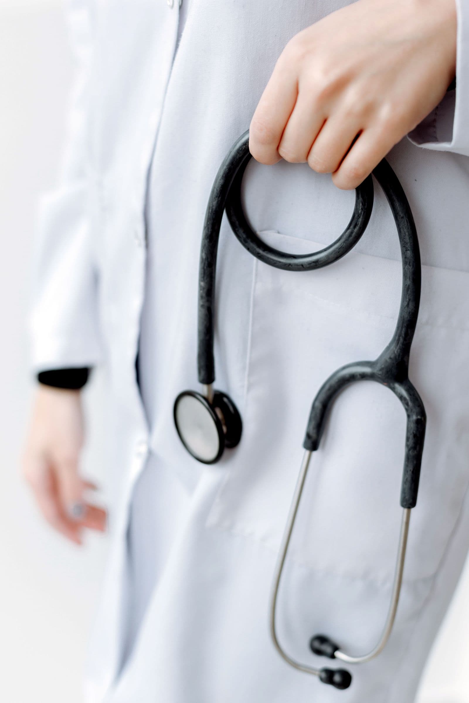 Médico con bata y estetoscopio