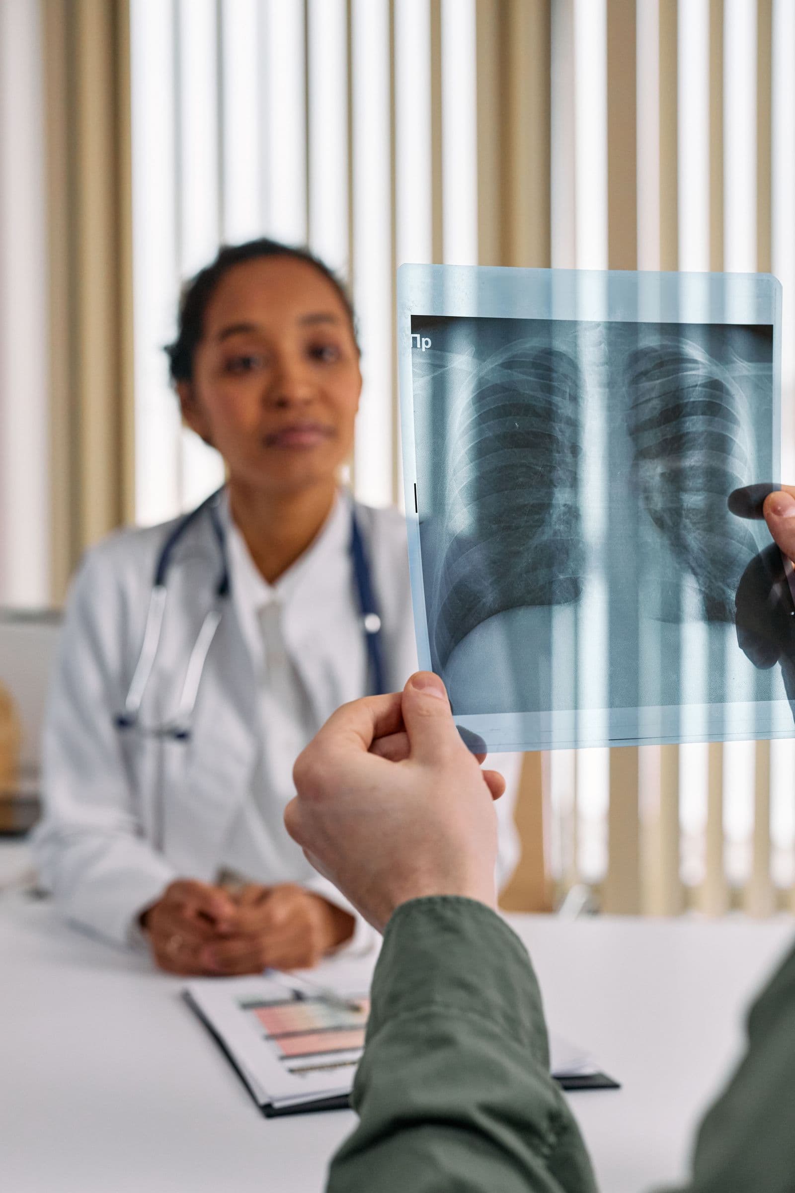 Médico revisando un examen con el paciente